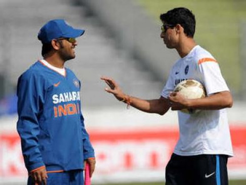 क्रिकेट: आशीष नेहरा ने कहा, एमएस धोनी हमेशा खिलाड़ियों से बातचीत के लिए रहते हैं उपलब्ध