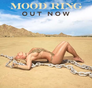  ब्रिटनी स्पीयर्स ने 2016 के गाने मूड रिंग को फिर से रिलीज किया 