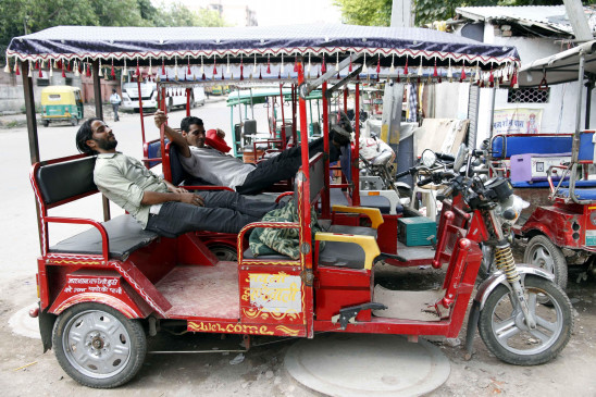  दिल्ली में ई-रिक्शा मालिकों को भी 5000 रुपये की सहायता राशि मिलेगी 