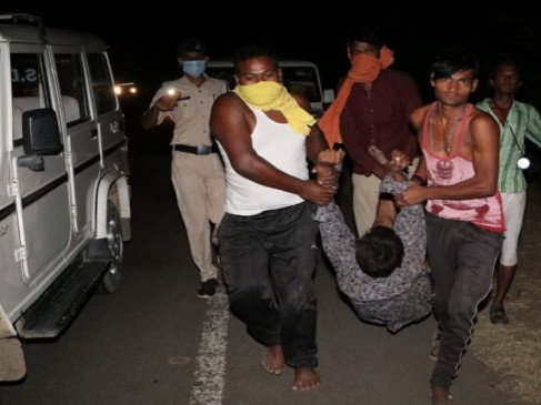 हादसा: आम के ट्रक मे छिपकर आगरा जा रहे मजदूरों का ट्रक पलटा, 5 की मौत, सीएम शिवराज ने जताया दुख हादसा: आम के ट्रक मे छिपकर आगरा जा रहे मजदूरों का ट्रक पलटा, 5 की मौत, सीएम शिवराज ने जताया दुख
