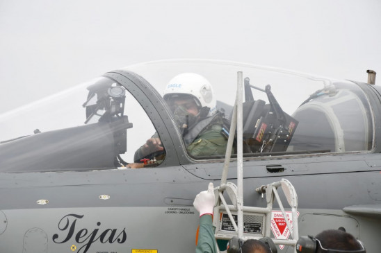  फ्लाइंग बुलेट्स सेना में शामिल, वायुसेना प्रमुख ने तेजस से भरी उड़ान 