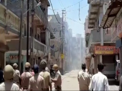 गुजरात: सूरत में प्रवासी मजदूरों ने घर जाने की मांग को लेकर पथराव किया, पुलिस ने भांजी लाठियां   