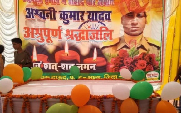 नमन: आतंकी हमले में शहीद अश्विन का शव दो दिन बाद गांव पहुंचा, अंतिम विदाई में उमड़ा जनसैलाब