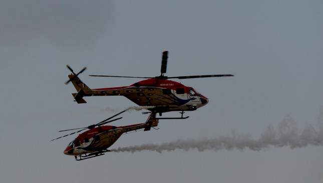  जयपुर में भारतीय वायुसेना के हेलीकॉप्टरों ने कोरोना योद्धाओं को दी सलामी 