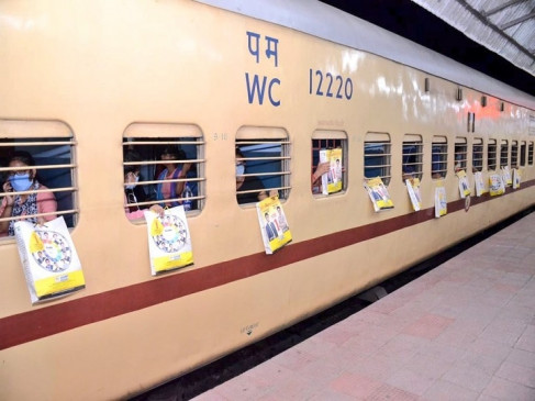 लॉकडाउन के दौरान प्रवासी मजदूरों को घर पहुंचा रही ट्रेन, यात्रियों से नहीं राज्यों से किराया लेगा रेलवे