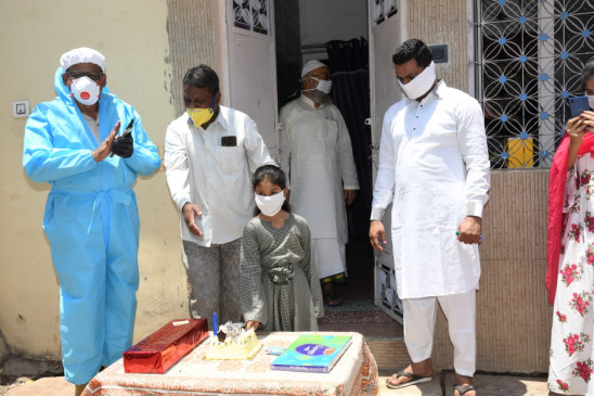  जबलपुर पुलिस की अनूठी पहल -  कंटेनमेंट क्षेत्र में ओमती पुलिस ने मनवाया 05 वर्ष की बच्ची आयरा का जन्मदिन 