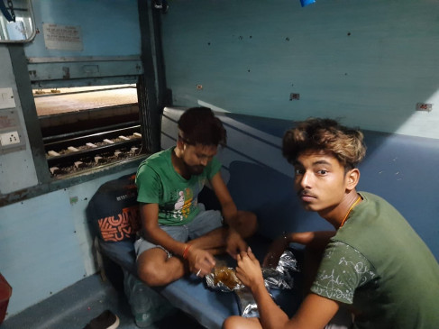  झारखंड : स्पेशल ट्रेन से पहुंचे मजदूरों का फूलों से किया गया स्वागत 