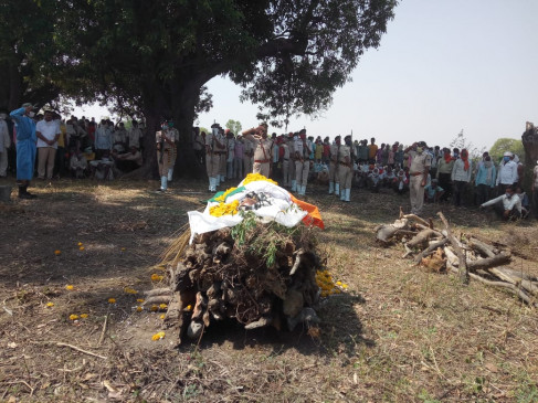 Last farewell to army personnel with guard of honor - death due to electrocution