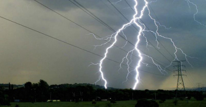 MP Weather: मध्य प्रदेश के तीन जिलों में आंधी-बारिश का कहर, 7 लोगों की मौत, बिजली ठप