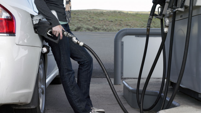 Fuel Price: इस साल कच्चे तेल में 40 फीसद तक ​की गिरावट, लेकिन पेट्रोल-डीजल के दाम पर नहीं हुआ कोई असर