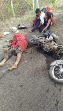ट्रक ने बाइक सवार युवकों को रौंदा, दो की मौत ट्रक ने बाइक सवार युवकों को रौंदा, दो की मौत