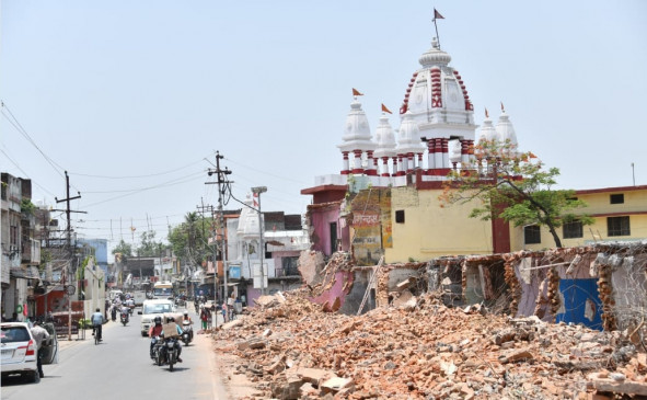  उप्र मुख्यमंत्री ने पेश की नजीर, सड़क चौड़ीकरण के लिए ढहा दी अपने मंदिर की दीवार 