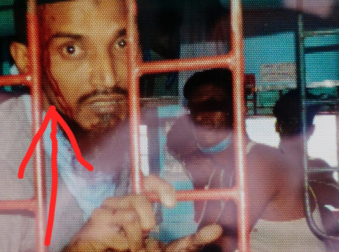 Workers specials fight for two food packets, many passengers injured