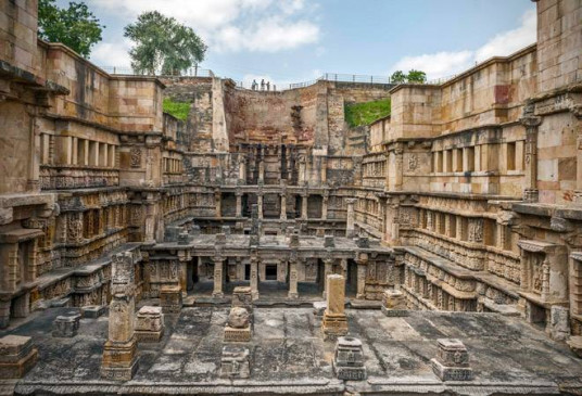 अजब-गजब: 900 साल पुराना है भारत का ये कुआं, इसके अंदर बनी है 30 किलोमीटर लंबी सुरंग अजब-गजब: 900 साल पुराना है भारत का ये कुआं, इसके अंदर बनी है 30 किलोमीटर लंबी सुरंग