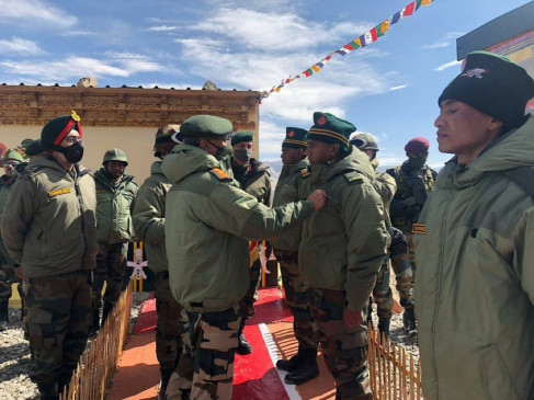 Ladakh: सेना प्रमुख ने पूर्वी लद्दाख का किया दौरा, अस्पताल में घायल सैनिकों से की बात