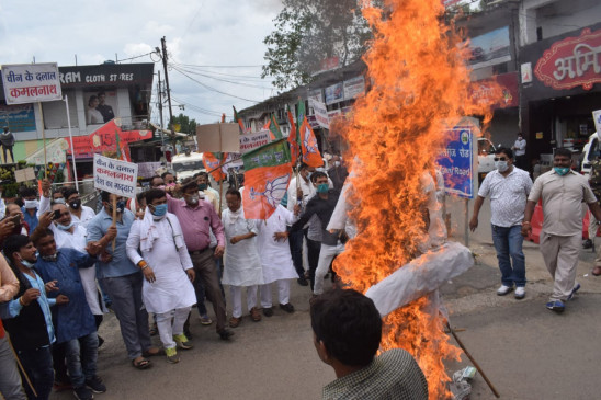 BJP-Congress face to face in Chhindwara, effigies of Kamal Nath-Shivraj BJP-Congress face to face in Chhindwara, effigies of Kamal Nath-Shivraj