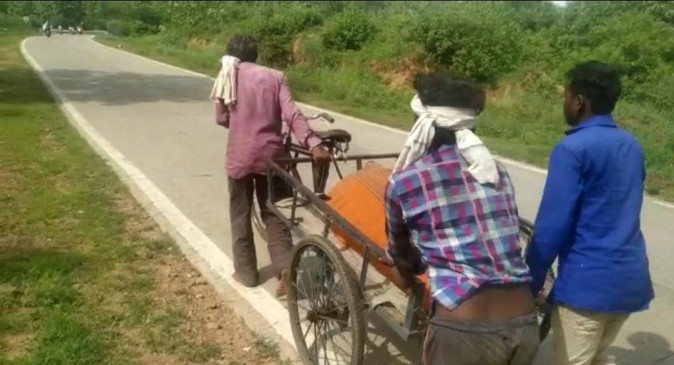 हाथ ठेले में ले गए शव , परिजनों के पास कफन दफन के लिए पैसे न होने से नदी में बहाया हाथ ठेले में ले गए शव , परिजनों के पास कफन दफन के लिए पैसे न होने से नदी में बहाया