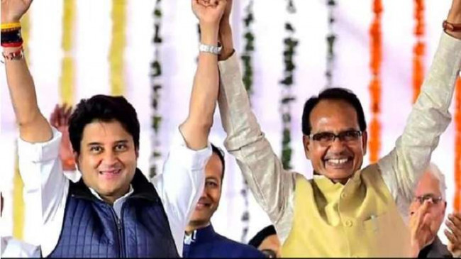MP Politics: सीएम शिवराज के वायरल वीडियो पर बवाल, कांग्रेस ने पीएम मोदी पर लगाए लोकतंत्र की हत्या के आरोप MP Politics: सीएम शिवराज के वायरल वीडियो पर बवाल, कांग्रेस ने पीएम मोदी पर लगाए लोकतंत्र की हत्या के आरोप