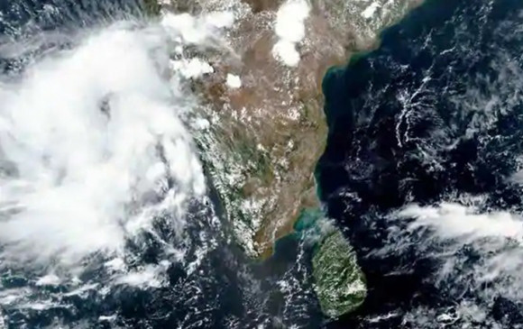Cyclone Nisarga Update: विकराल हो रहा चक्रवात 'निसर्ग', तेज हवाओं के साथ भारी बारिश की संभावना, कई राज्यों में रेड अलर्ट