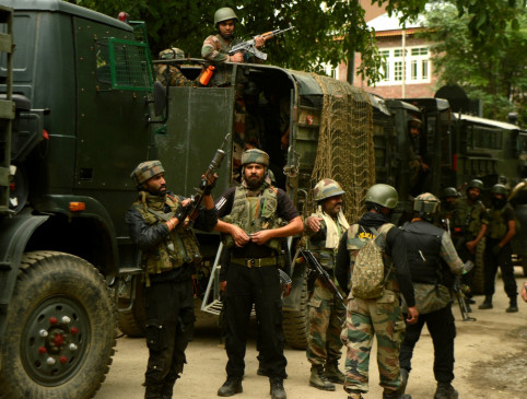  श्रीनगर में आतंकवादियों और सुरक्षा बलों के बीच मुठभेड़ 