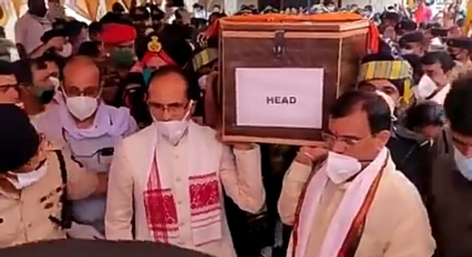 नम आंखों से शहीद को विदाई , मुख्यमंत्री ने दिया कांधा , राजकीय सम्मान के साथ हुआ अंतिम संस्कार