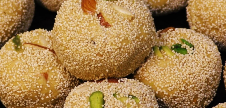 बेसन-आटा लड्डू: बिना चाशनी और मावा के ऐसे बनाएं स्वादिष्ट लड्डू, जानें रेसिपी बेसन-आटा लड्डू: बिना चाशनी और मावा के ऐसे बनाएं स्वादिष्ट लड्डू, जानें रेसिपी