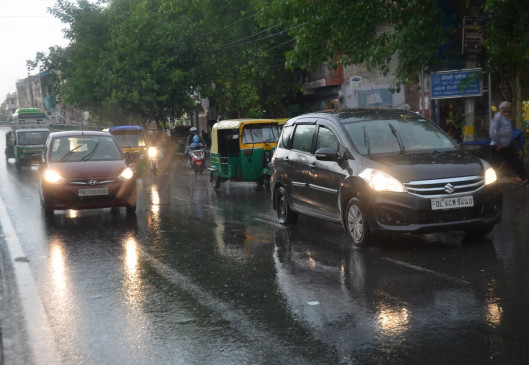  दिल्ली-एनसीआर में बारिश, गर्मी से मिली राहत 