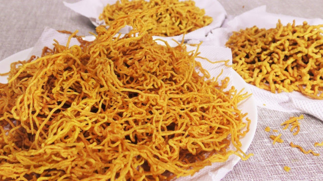 Snacks: घर पर बनाएं क्रिस्पी आलू भुजिया, ये है आसान रेसिपी Snacks: घर पर बनाएं क्रिस्पी आलू भुजिया, ये है आसान रेसिपी