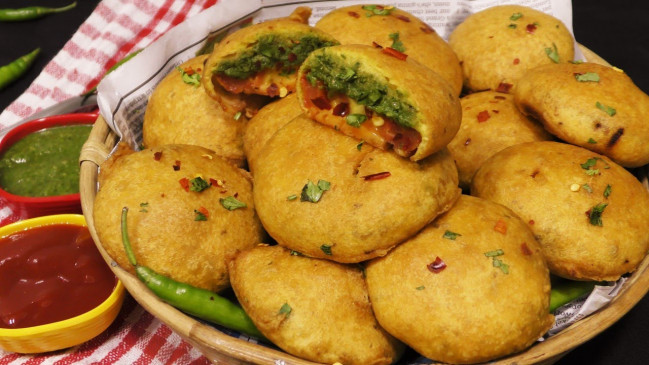 Snacks: बारिश में ट्राई करें स्वादिष्ट चटपटा टमाटर पकौड़ा? ये है रेसिपी Snacks: बारिश में ट्राई करें स्वादिष्ट चटपटा टमाटर पकौड़ा? ये है रेसिपी