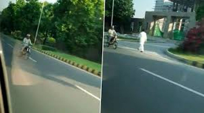 ना'पाक' हरकत: इस्लामाबाद में आईएसआई एजेंट ने बाइक से भारतीय राजनयिक अहलूवालिया की कार का पीछा किया, वीडियो वायरल ना'पाक' हरकत: इस्लामाबाद में आईएसआई एजेंट ने बाइक से भारतीय राजनयिक अहलूवालिया की कार का पीछा किया, वीडियो वायरल