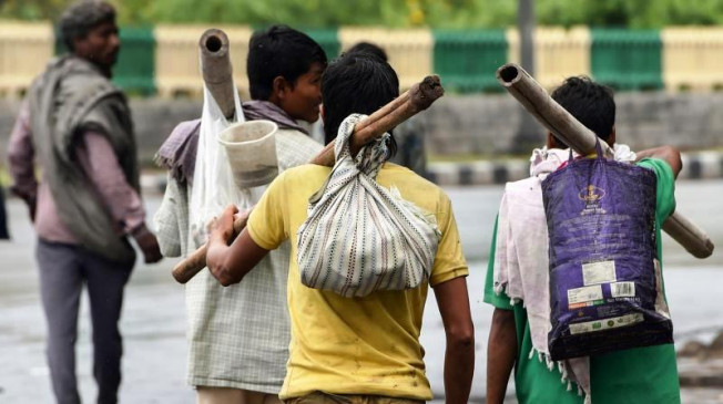 कोरोना संकट: देश में लॉकडाउन से बढ़ी बेरोजगारी, 24 % लोगों ने गंवाई नौकरी, हर पांचवे व्यक्ति में एक बेरोजगार कोरोना संकट: देश में लॉकडाउन से बढ़ी बेरोजगारी, 24 % लोगों ने गंवाई नौकरी, हर पांचवे व्यक्ति में एक बेरोजगार