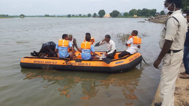 A person burdened with debt jumped into Narmada