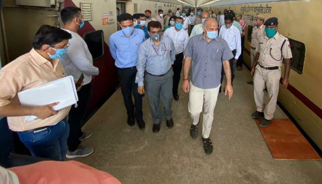 Delhi: Deputy Chief Minister arrives at LNJP to observe Kovid treatment