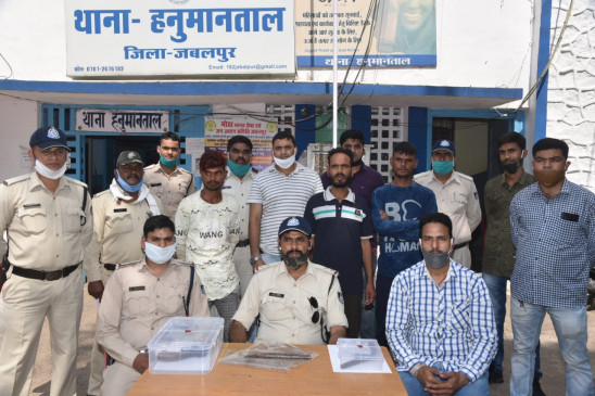 Doctor was threatening passers-by with katta - caught in the urge to sell second katta