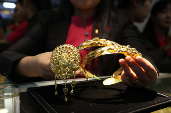 Gold sprung above Rs 49000 per 10 gram in domestic futures market
