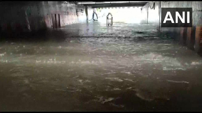 महाराष्ट्र: मुंबई में भारी बारिश से जीवन अस्त-व्यस्त, जलभराव से लगा जाम, हाइटाइड का अलर्ट