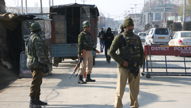  जम्मू-कश्मीर में लश्कर आतंकी का सहयोगी गिरफ्तार, हथियार और गोला-बारूद जब्त 