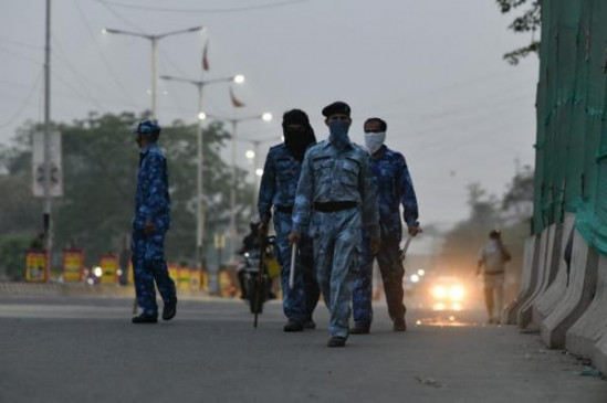 कानपुर: आरएएफ ने बिकरू गांव में संभाला मोर्चा, पुलिस ने लगाए चौपाल