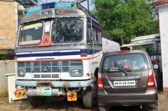 Retired executive car and 3 vehicles handed over to police station
