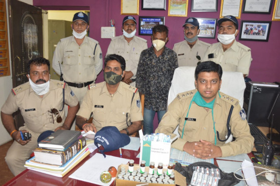 They were selling drugs and injecting intoxicants - one accused ran away by dodging They were selling drugs and injecting intoxicants - one accused ran away by dodging