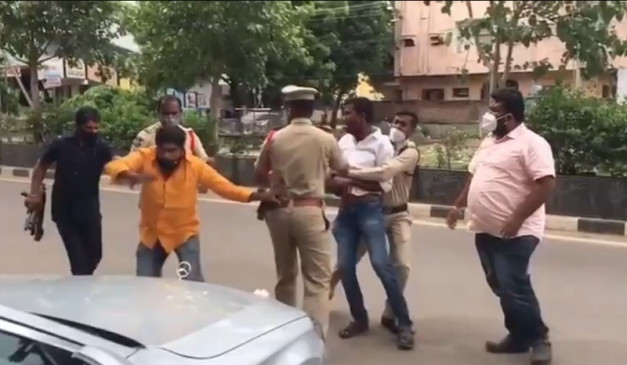  तेलंगाना में टीआरएस कार्यकर्ताओं का भाजपा सांसद के काफिले पर हमला 