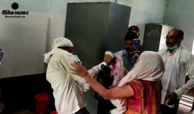 मैहर: दो महिला कर्मचारियों ने BEO  की चप्पलों से धुनाई की, फोन पर अश्लील बातें करने का आरोप