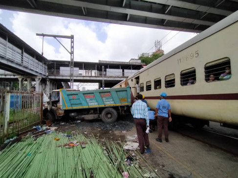 Western Express collides with truck standing on the track, passengers narrowly escaped