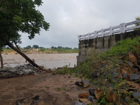 200 m long bridge shed in flood, approach road of two other bridges of Pench river itself