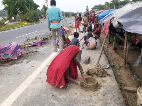  बिहार : बाढ़ पीड़ितों की शरणस्थली बना सड़क का किनारा 