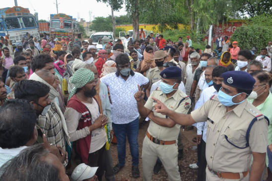 Local workers agitated by seeing the outside workers of the transporter