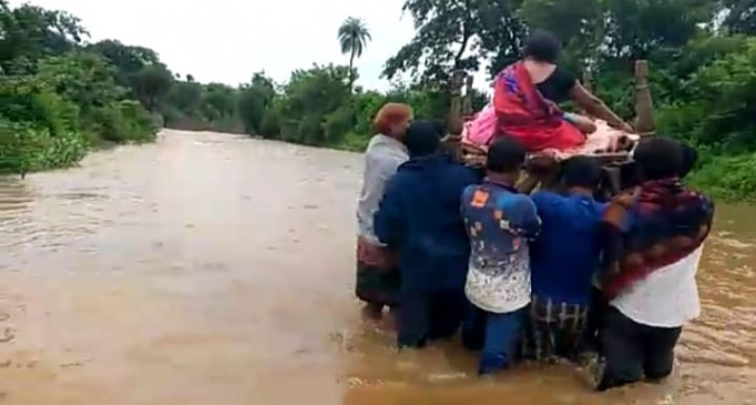 Maternity brought to the crater by crossing the swollen river - gave birth to a baby on the way