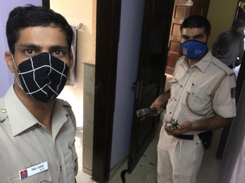  पुलिस ने पूर्व आईएएस अधिकारी के पौत्र को बंद बाथरूम से बचाया 