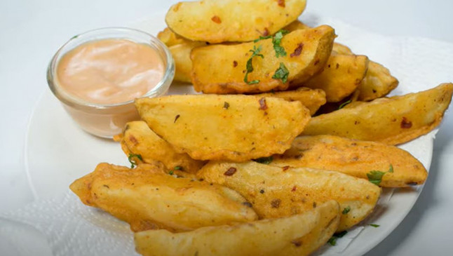 Snacks: बनाएं बाहर से क्रिस्पी और अंदर से सॉफ्ट आलू वेजेस, जानें रेसिपी