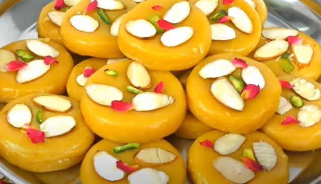 Sweet: Besan Cashew Barfi dissolves as soon as it is placed in the mouth, know recipe Sweet: मुंह में रखते ही घुल जाती है बेसन काजू बर्फी, जानें इसकी रेसिपी